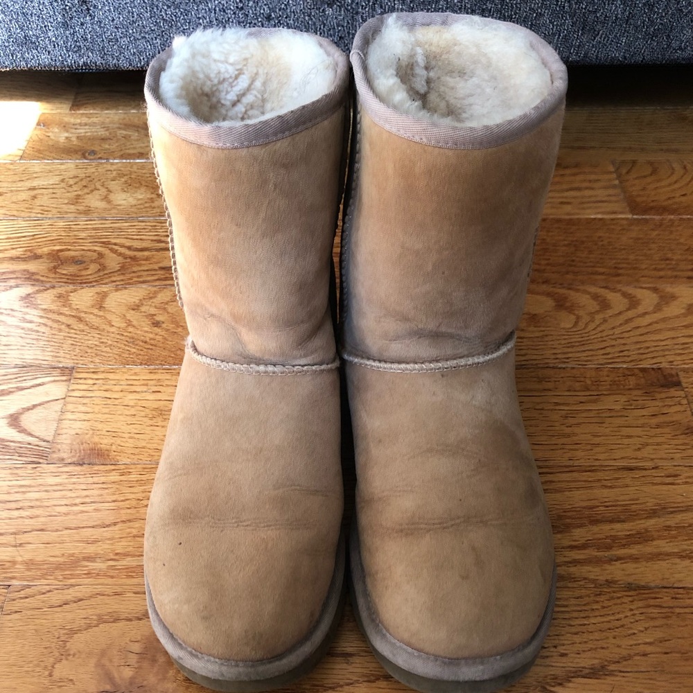 UGG Classic Short Boots Size: 7 Decent Condition 😍